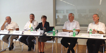 Medienkonferenz, v. l. n. r.: Hanspeter Lienhart, Stadtrat Bülach; Max Walter, Gemeindepräsident von Regensdorf; Barbara Günthard-Maier, Stadträtin Winterthur; Franz Bieger, Gemeindepräsident Bachenbülach; Thomas Hardegger, Nationalrat und Gemeindepräsiden